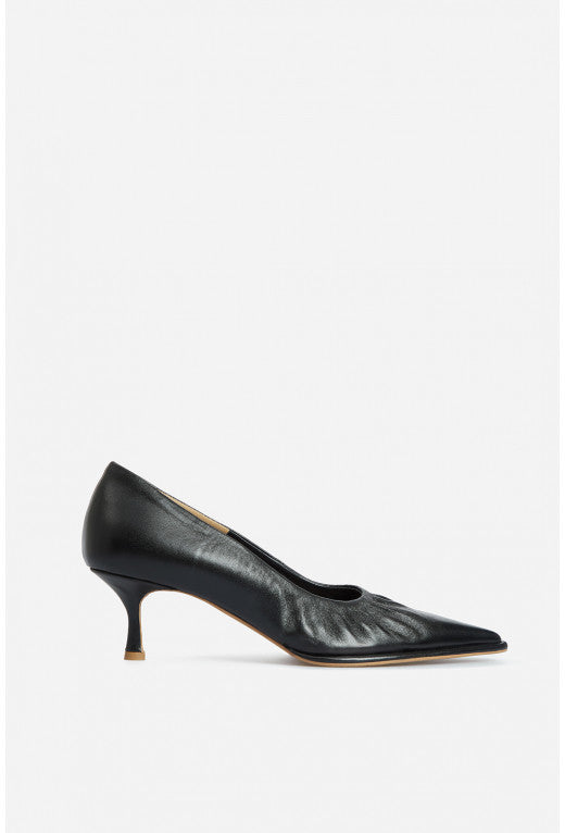 Lusy black leather pumps